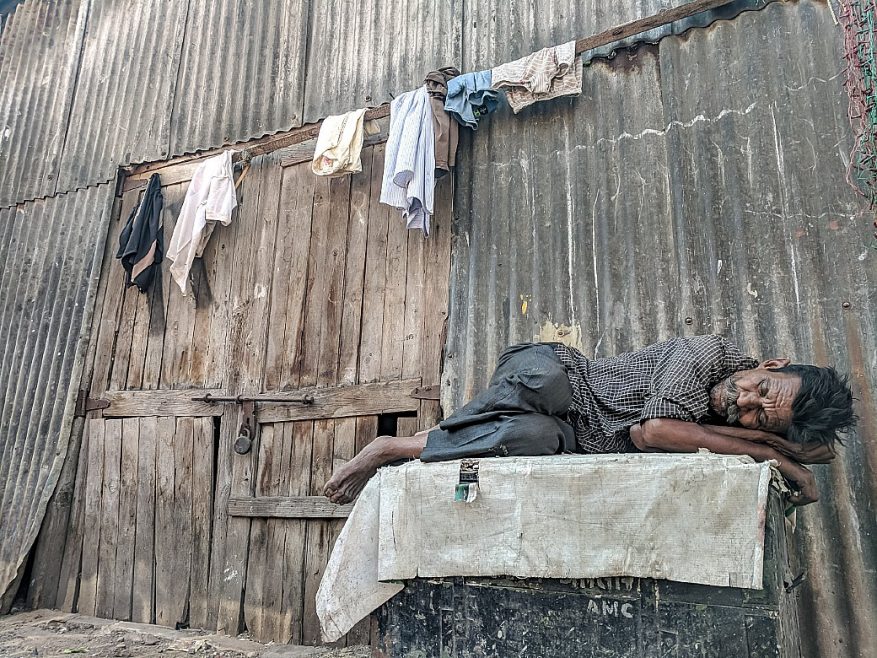 homem dorme na rua