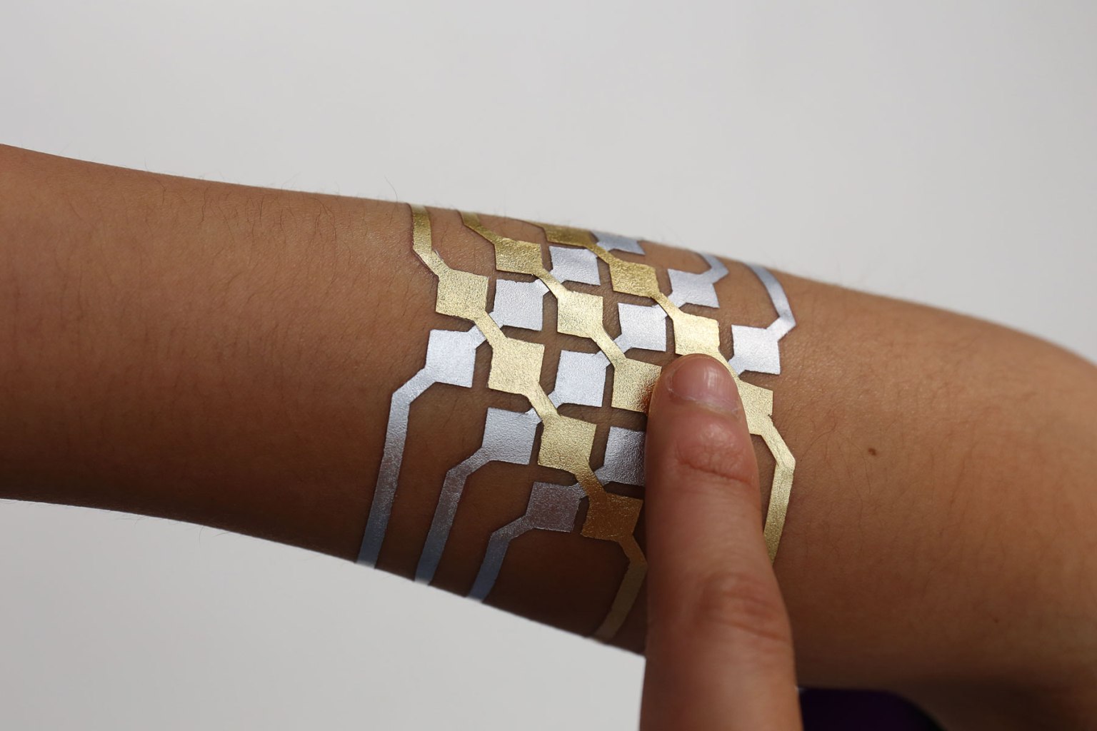 Tatuagens tecnológicas transformam a pele em dispositivo inteligente