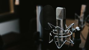 Quase 900 mil podcasts foram lançados no mundo em 2020. Três vezes mais que em 2019