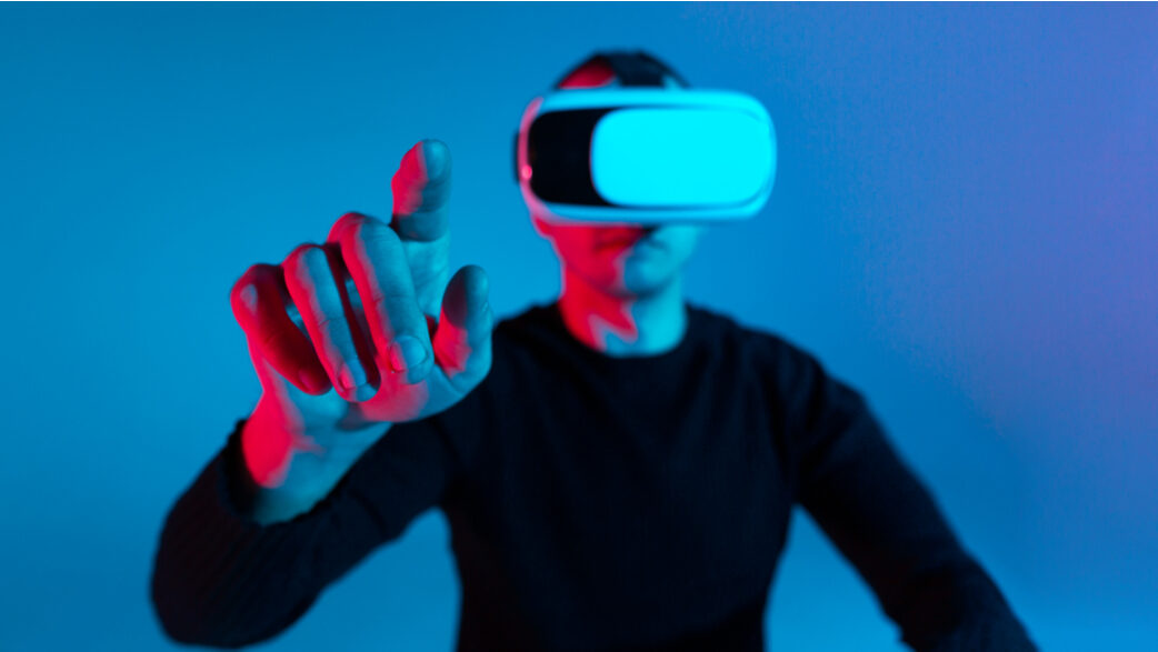 Homem usando um headset de Realidade Virtual