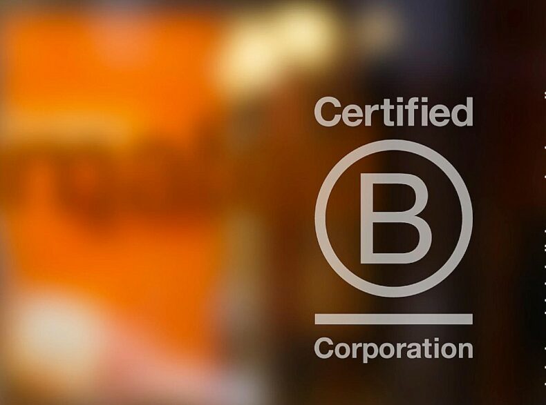 Certificado de Empresa B pode ser visto na porta de um escritório
