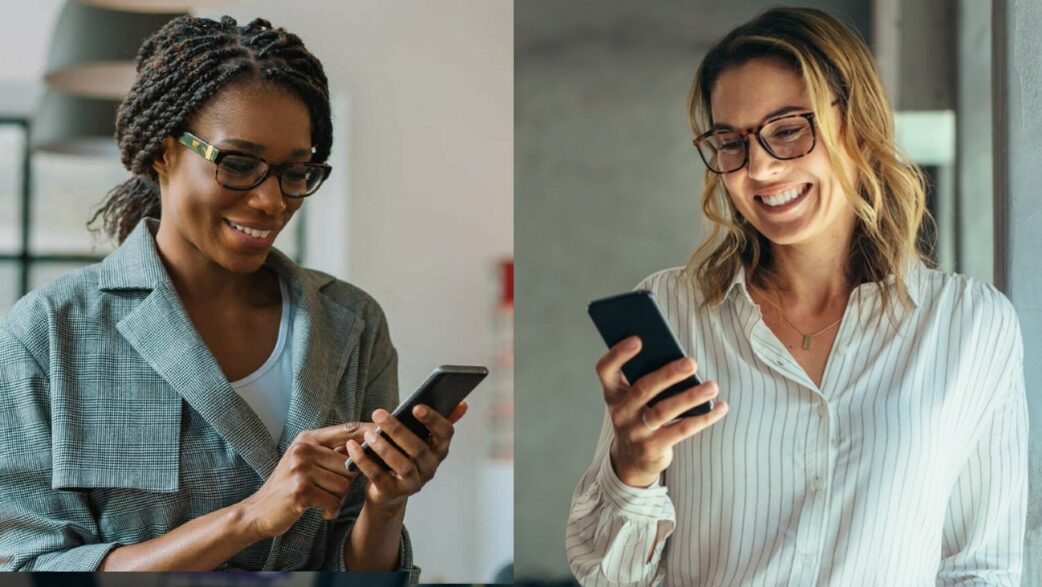 duas mulheres fazem compras usando seus celulares