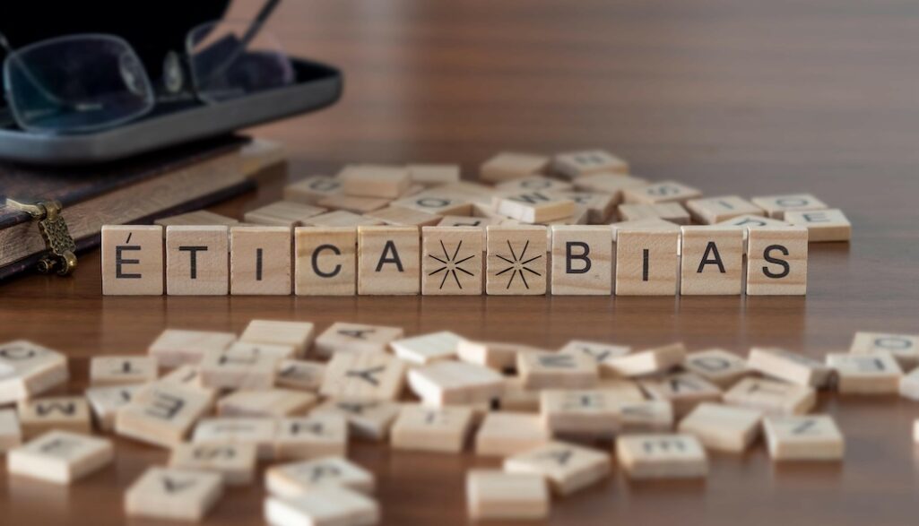 as palavras bias e ética formadas por letras de madeira