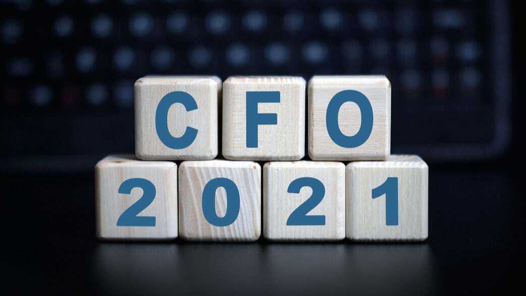 As palavras CFO e 2021 compostas por blocos de madeira