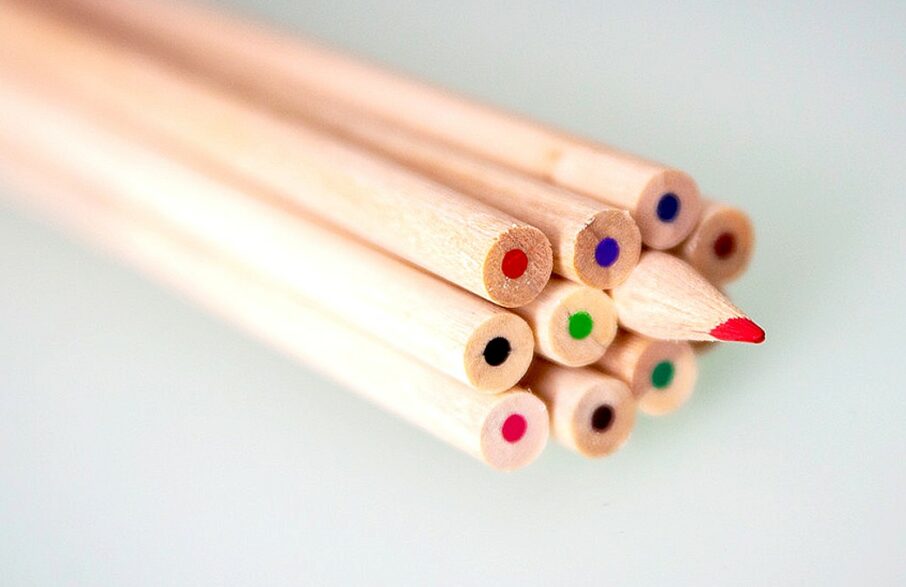 lápis coloridas amarrados, com um deles se destacando