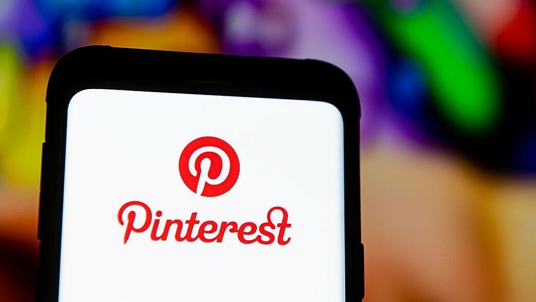 celular com logo do Pinterest aparece com fundo desfocado