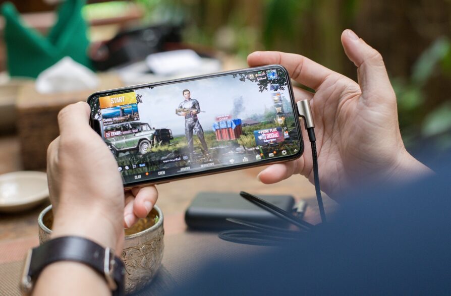 Imagem mostra pessoa jogando um game no celular