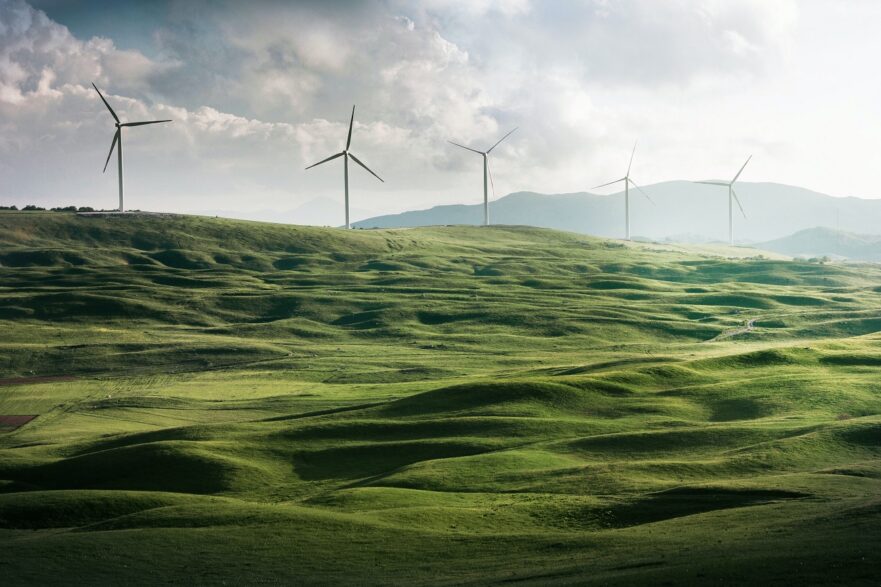 Imagem mostra geração de energia eólica em uma montanha