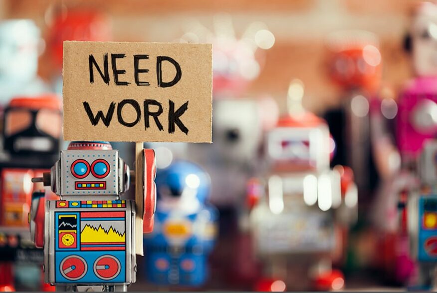 robô de brinquedo levanta placa de procra emprego