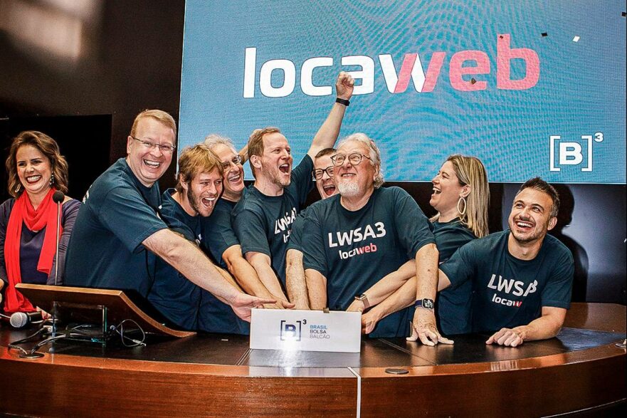 Imagem mostra o IPO da Locaweb na B3 com integrantes da empresa comemorando