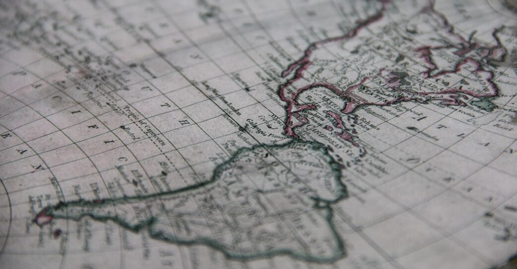 Imagem mostra uma mapa das américas em estilo antigo