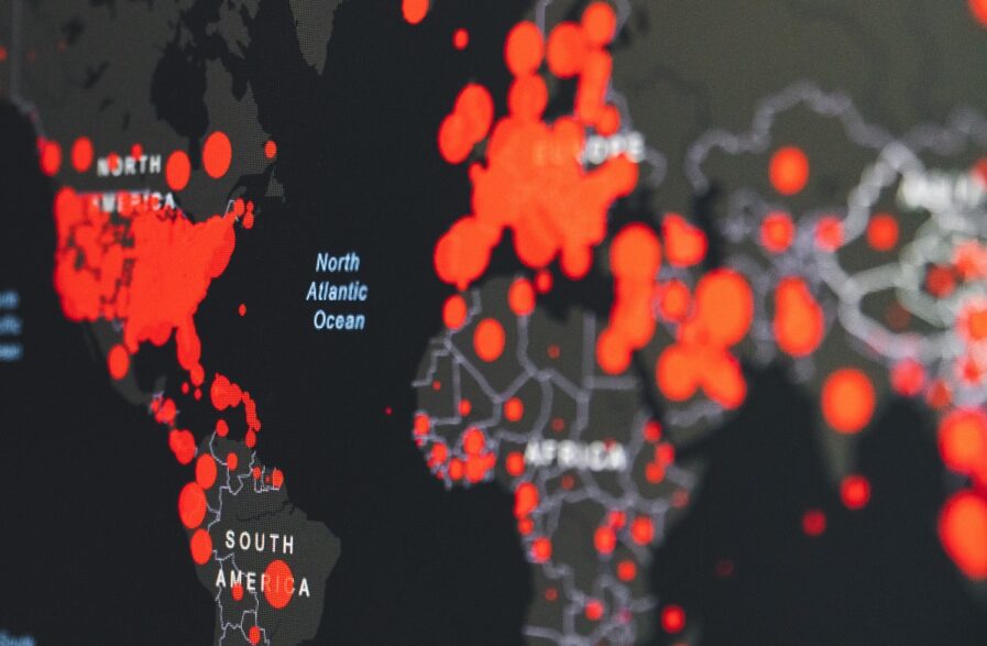 Imagem mostra mapa-múndi em preto com bolas vermelhas em destaque