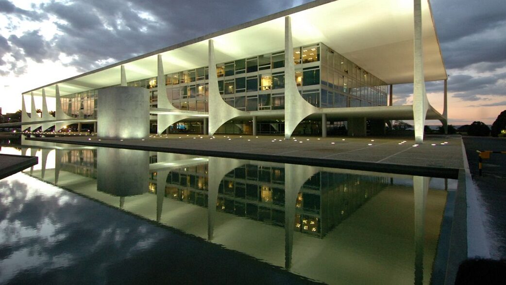 Imagem mostra o Palácio do Planalto refletindo sob um lago