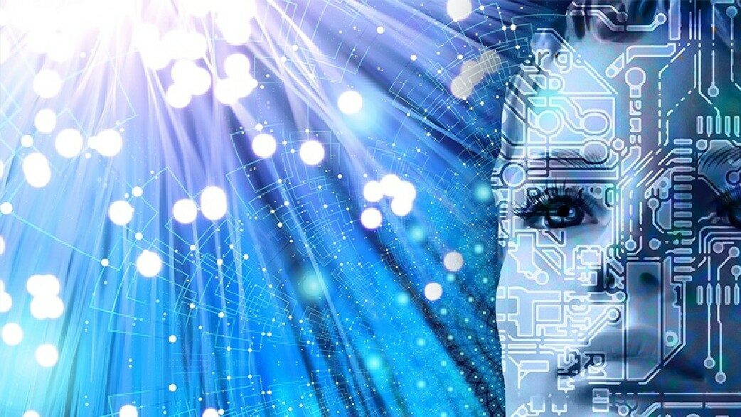 detalhe de rosto de robô com traços femininos em fundo azul com luzes