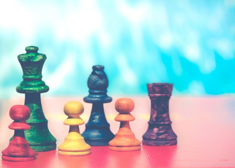 peças coloridas de jogo de xadrez