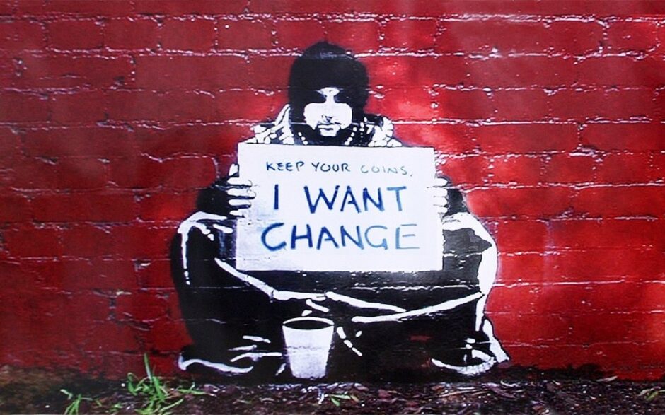 grafite de homem sem teto na rua com placa quero mudança
