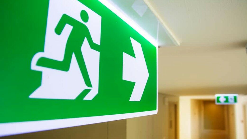 sinal verde de saída é visto em corredor