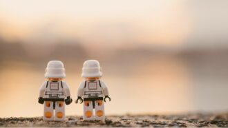 bonecos da linha star wars da Lego olham para o horizonte
