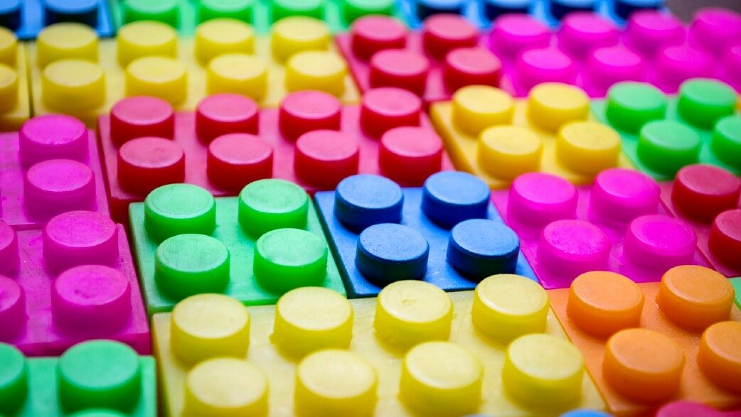 peças coloridas de lego dispostas lado a lado