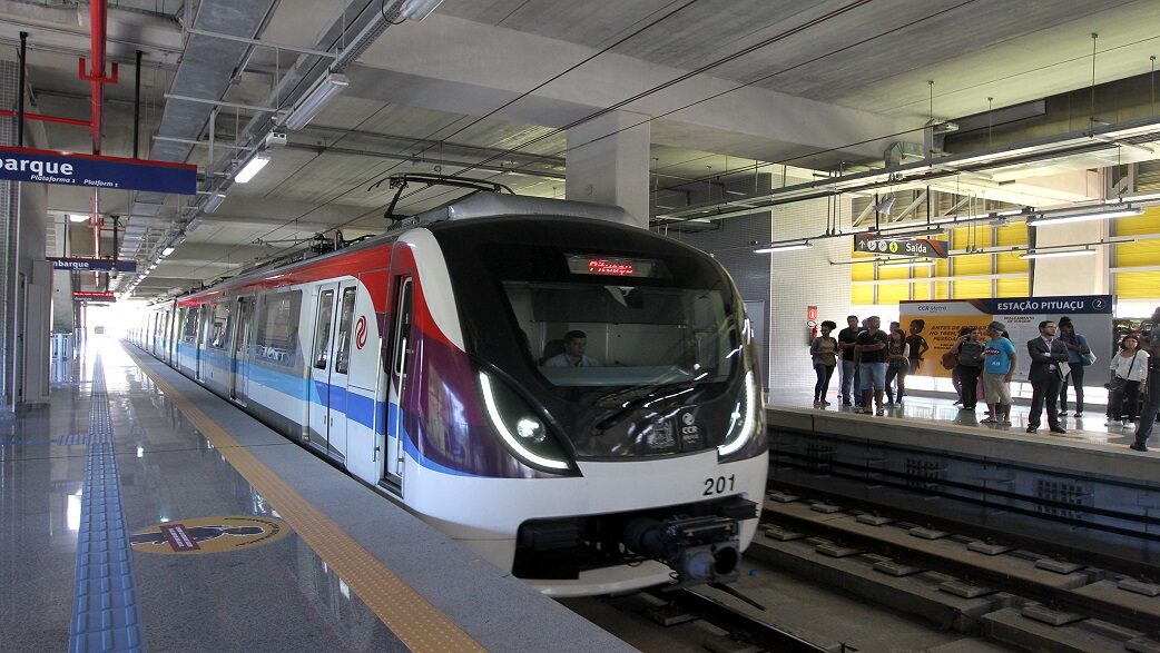 Imagem mostra um trem do metrô Bahia chegando na estação