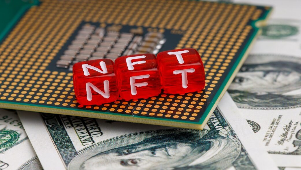 Imagem mostra dados com letras formando a palavra NFT acima de um chip e de notas de dólar.