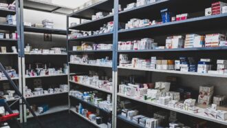 Imagem mostra o estoque de uma farmácia com duas estantes cheias de remédios