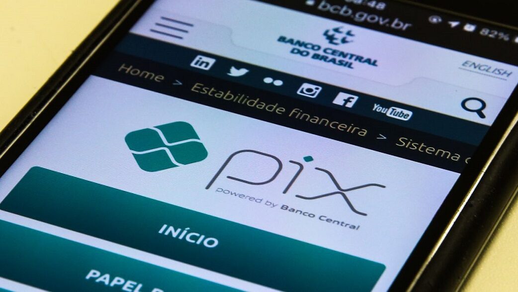Imagem mostra um celular com a tela aberta na página do PIX do Banco Central