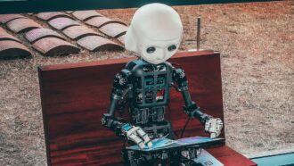 Parar a tecnologia? Não. Acelerar a regulação!