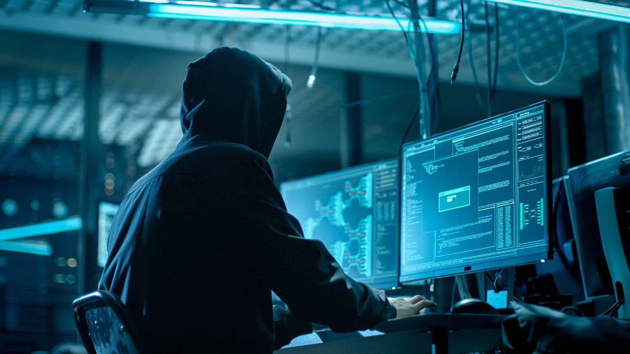 Deepfakes, laptop farms e IA: o novo rosto do cibercrime global