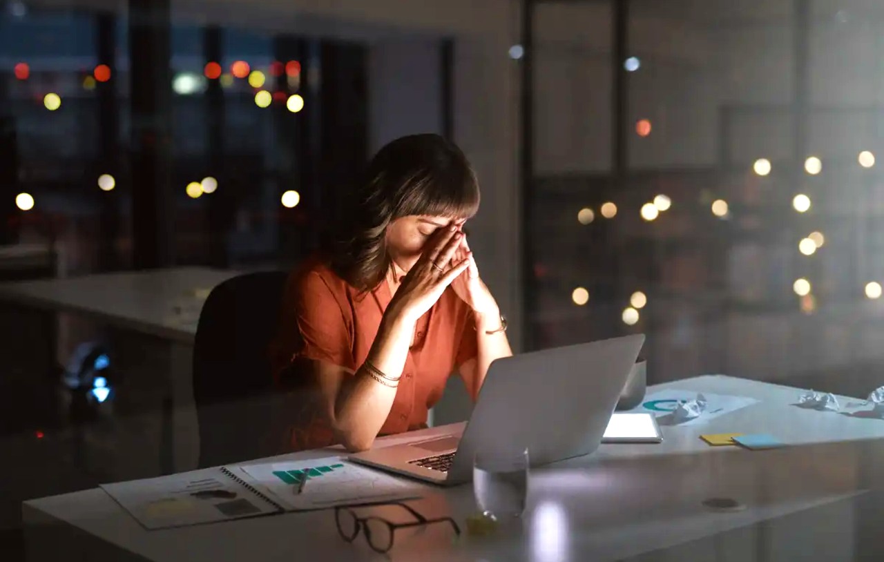 Shadow AI, fadiga e medo: as novas tensões da IA no ambiente de trabalho