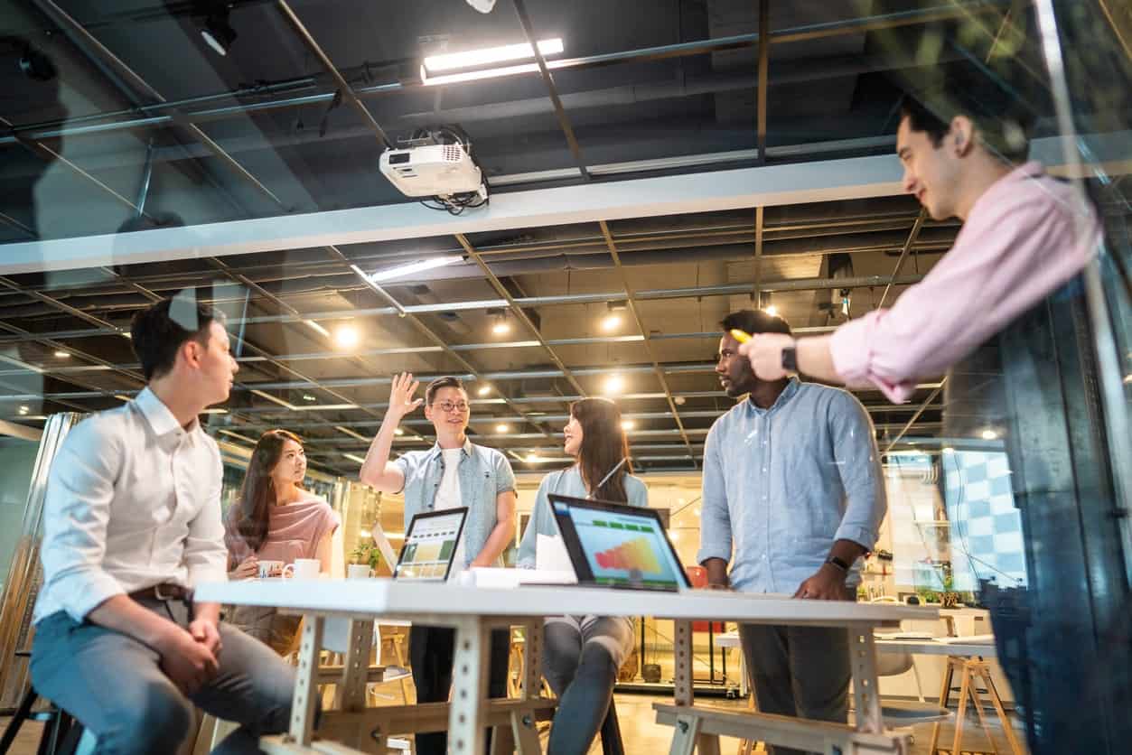 A IA não acabou com o escritório – ela está redefinindo seu papel