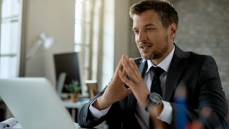 O líder que chega ao topo não é o que a equipe quer seguir