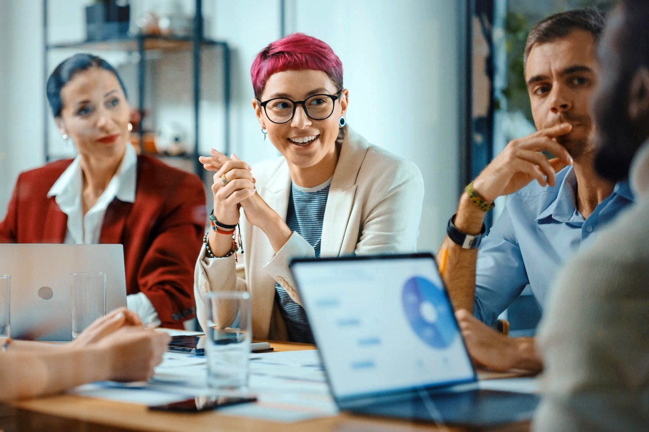Metade vive de salário em salário e só 6% querem liderar agora: o retrato da Geração Z e millennials no trabalho