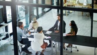 A lacuna entre ambição e prontidão: o que cinco estudos revelam sobre pessoas, liderança e IA