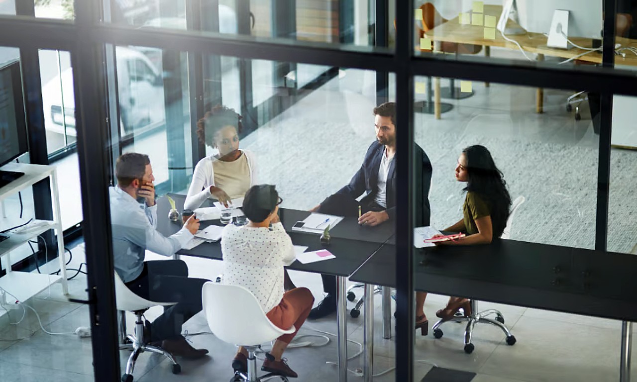 A lacuna entre ambição e prontidão: o que seis estudos revelam sobre pessoas, liderança e IA